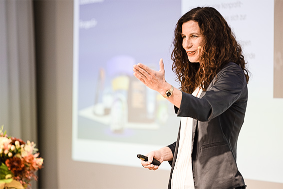 Sarah Genner präsentiert ihre 10 Thesen zu KI in der Bildung